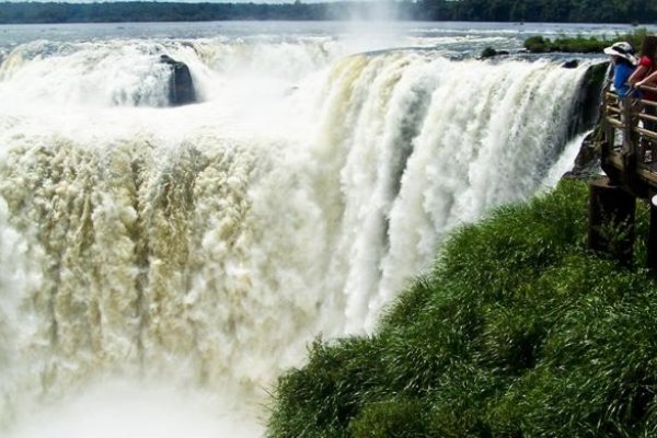 Tragedia en las Cataratas: se subió a una pasarela y se tiró al vacío