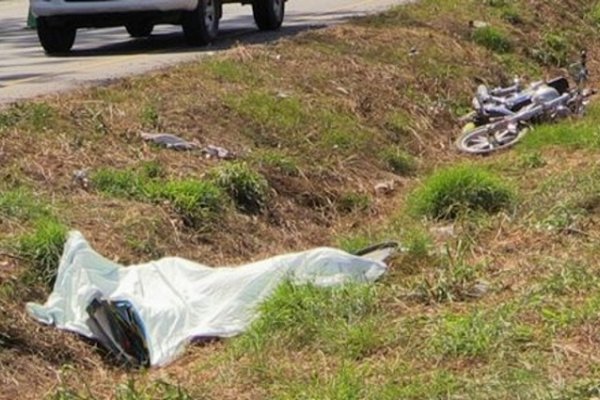 Un motociclista murió al derrapar en el acceso al barrio Laguna Brava