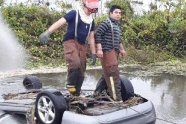 Saladas: Remisero despistó y volcó con su auto, fue a parar a la banquina inundada y murió ahogado