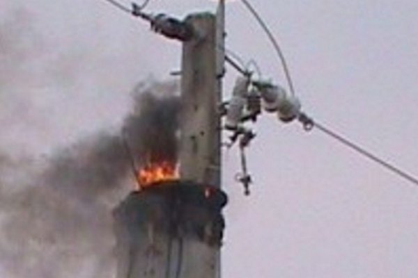 Se incendiaron pilares eléctricos en dos barrios de la Capital