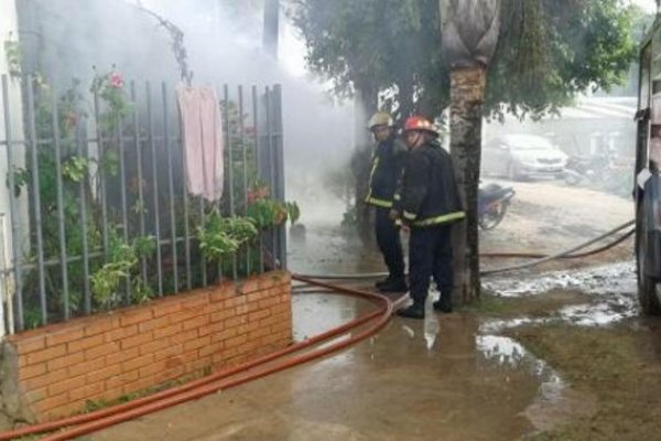 Barrio Hipódromo: Se incendió una vivienda y bomberos rescataron a una mujer discapacitada