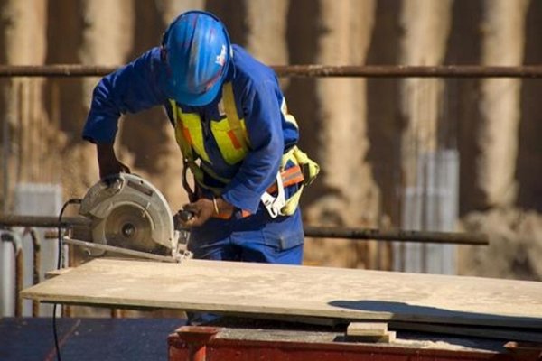 El poder de compra de los salarios cayó en abril al peor nivel en siete años