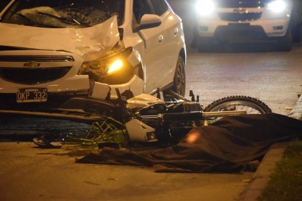 Motociclista murió al perder el control, cruzar de carril y chocar de frente contra un auto