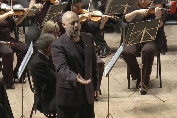 Teatro Vera: El público ovacionó al tenor Volonté en el marco de la Gala del Bicentenario