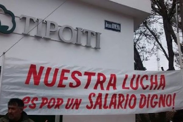 Empleados de la empresa Tipoití realizan un paro de actividades reclamando mejoras salariales