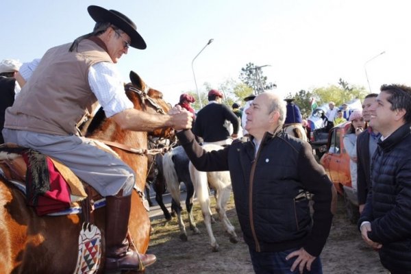 Canteros acompañó a los peregrinos  de San Luis en su partida hacia Itatí