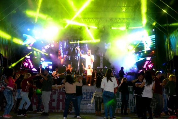 Feria Popular del Libro: Los ritmos latinos se adueñaron del escenario