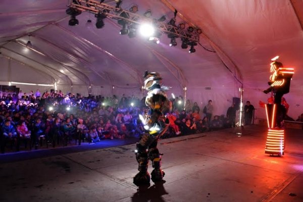 Cerca de 2.500 niños disfrutaron del show Transformers en vivo