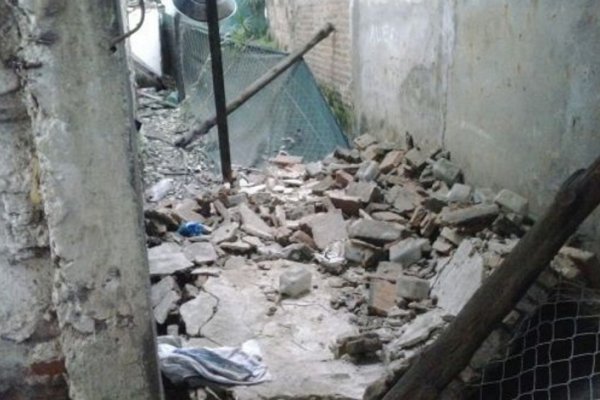 Una familia terminó ilesa de milagro al desplomarse la pared de una vivienda en el barrio Primera Junta