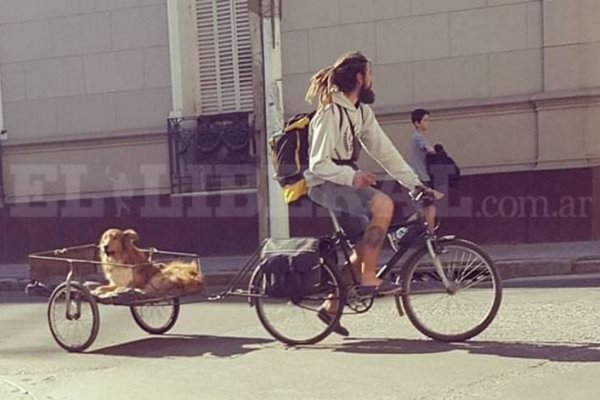 La tierna foto de un correntino que pasea a su perro por Santiago