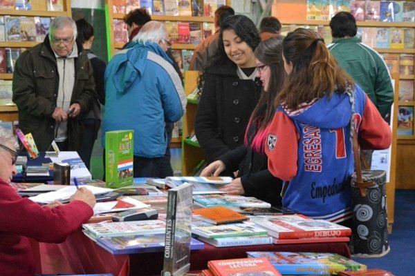 Charla sobre Violencia y Literatura en la Feria Provincial del Libro