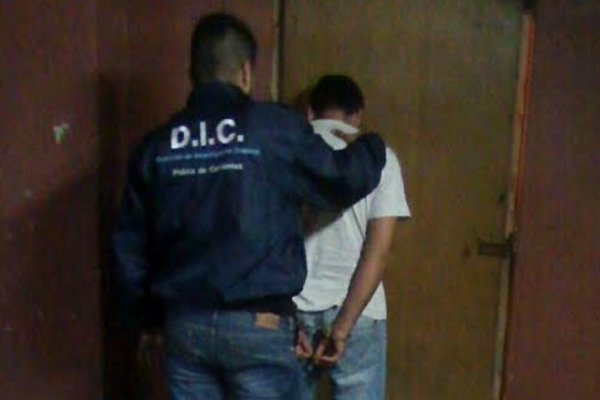 Atacó con cuchillo a un policía cuando allanaban su casa