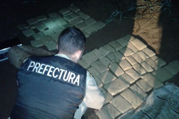 Secuestraron 53 kilos de marihuana que narcos dejaron entre malezas