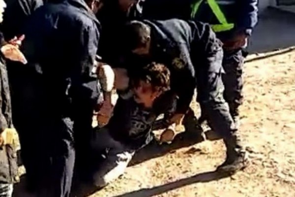 Continúa detenido el joven que golpeó al inspector de Tránsito