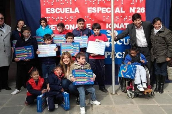 Alumnos de la Escuela Especial Nº 26 y 20 recibieron sus netbooks