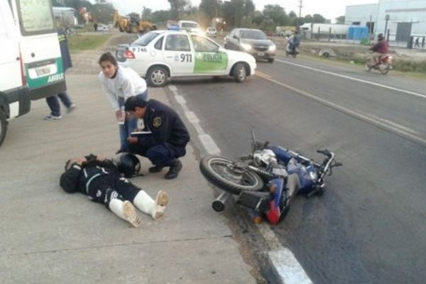 Motociclista salvó su vida de milagro al chocar contra dos vehículos sobre Ruta Nacional N° 12