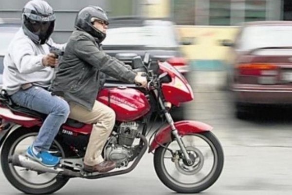 Dos motochorros le robaron un maletín con dinero y chequeras a un hombre sobre avenida Maipú