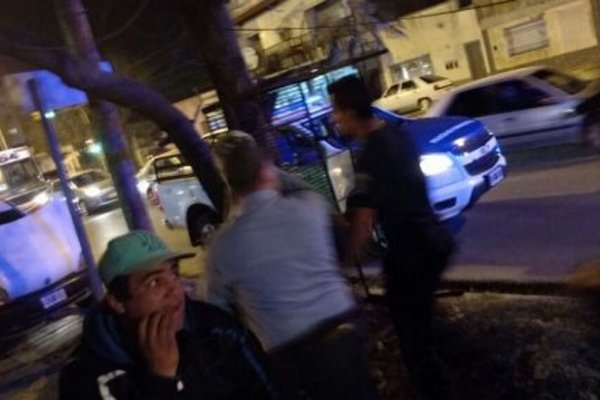 Clientes corrieron y redujeron a un delincuente que robó una cartera frente a una carnicería