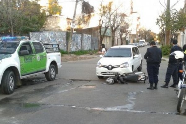 Corrientes: Motociclista con un niño a bordo chocó contra un auto