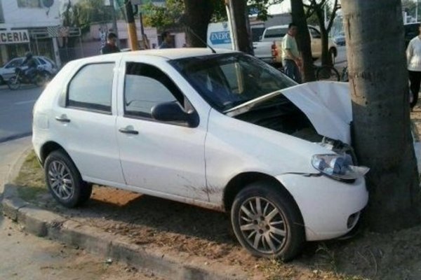 Conductor perdió el control de su auto y chocó contra una palmera