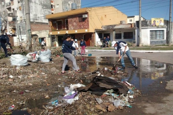 Limpiaron escuelas públicas y basurales en dos barrios capitalinos