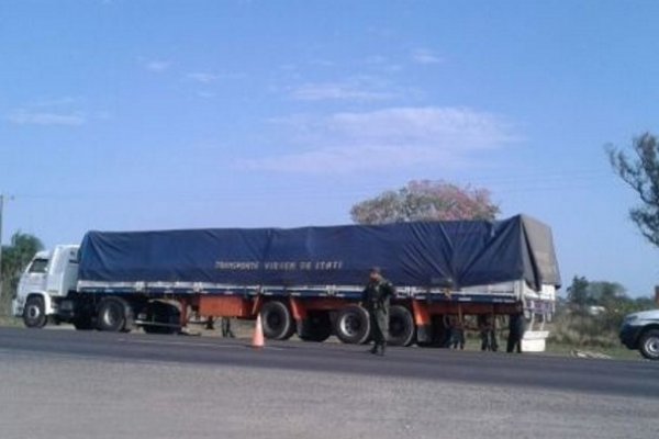 Gendarmería demoró a un camión con unos 2.500 kilos de marihuana cerca del barrio Pirayuí