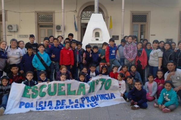 Alumnos de la Escuela 180 y 70 de Itatí visitaron la Jefatura de Policía