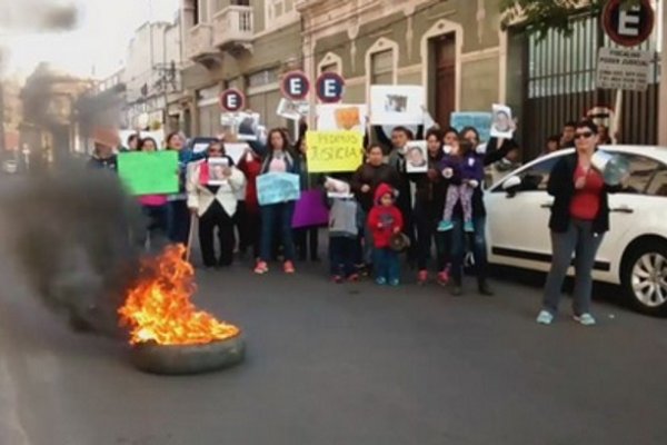 Corrientes: Familiares de los policías acusados de abuso sexual se manifestaron frente a la Fiscalía