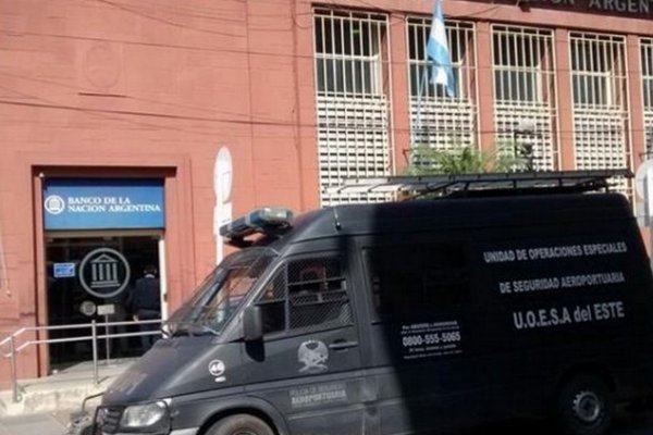 La Policía allanó un banco y un boliche por presunto lavado de dinero