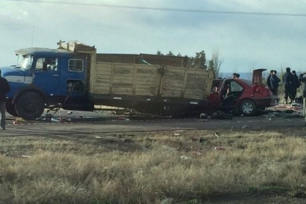 Tragedia en Ruta 40: Dos muertos al chocar un auto con un camión