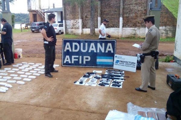 Detienen a un hombre e incautan un cargamente de armas y drogas