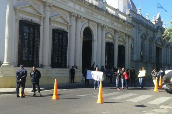 Presunto abuso: Tras la protesta, familiares de los policías fueron recibidos por el Ministro Ortega