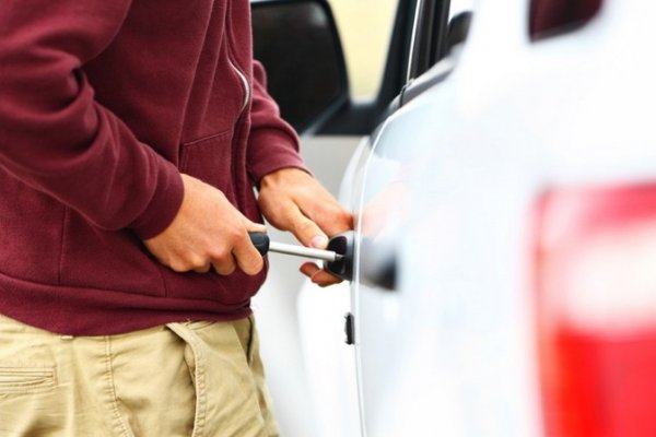 Joven fue a bailar y al salir notó que le robaron su automóvil