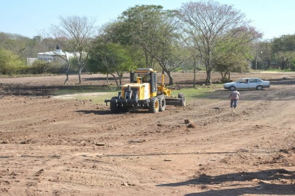 Construyen una plaza y una cancha de fútbol en el barrio Punta Taitalo