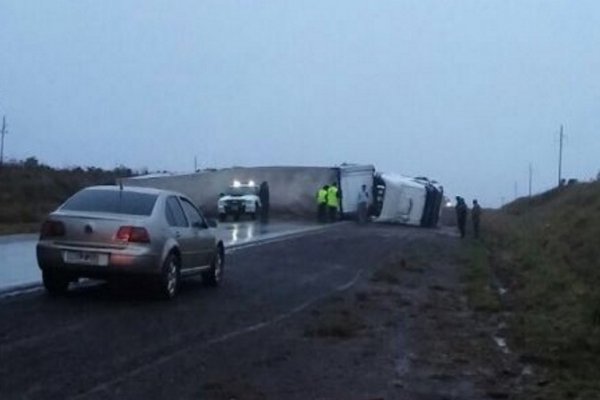 Gobernador Virasoro: Camión volcado provocó el corte total de tránsito sobre Ruta Nacional N° 14