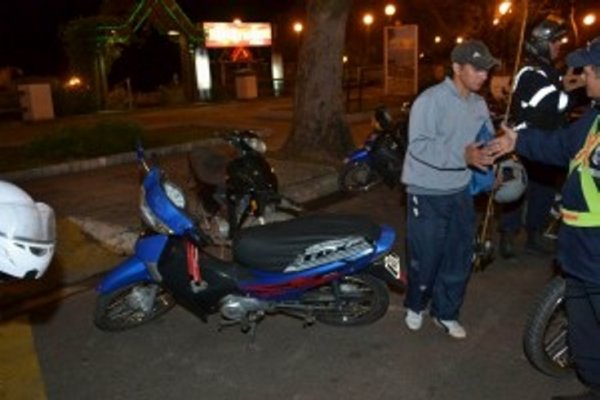 Inspectores evitaron el presunto robo de una moto en costanera