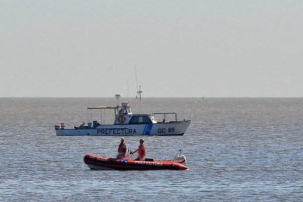 Ituzaingó: Buscan a un hombre desaparecido tras dar vuelta campana una embarcación