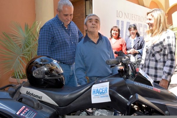 Un distinguido escritor del Laguna Brava recibió un cuatriciclo 0 km