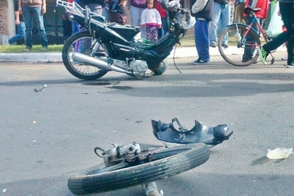 Motociclista quiso pasar un semáforo en amarillo y terminó causando un accidente de tránsito