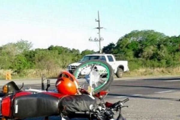 Un motociclista sin casco embistió a una trafic escolar en el ingreso a la localidad de Riachuelo