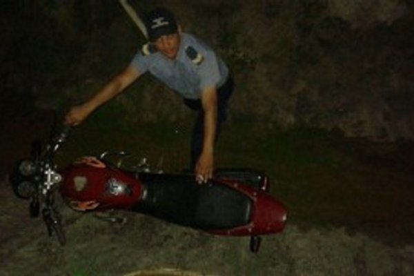 Robaron una moto y para no ser detenidos arrojaron a una zanja