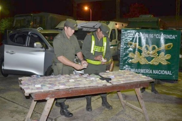 Gendarmería secuestró 1.350.000 pesos ocultos en una camioneta