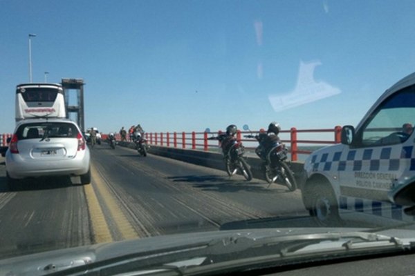 Corrientes: Policías intentan rescatar a un hombre que amenaza con tirarse del puente Interprovincial