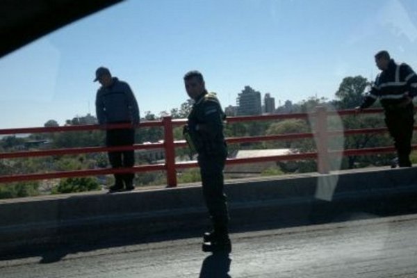 Desistió de su intención el hombre que amenazaba con tirarse del puente Interprovincial