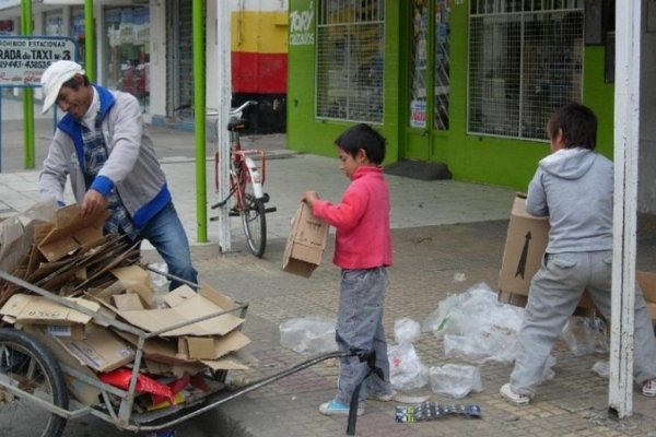 Una familia necesitó $ 12.500 para superar la pobreza en agosto, según el INDEC