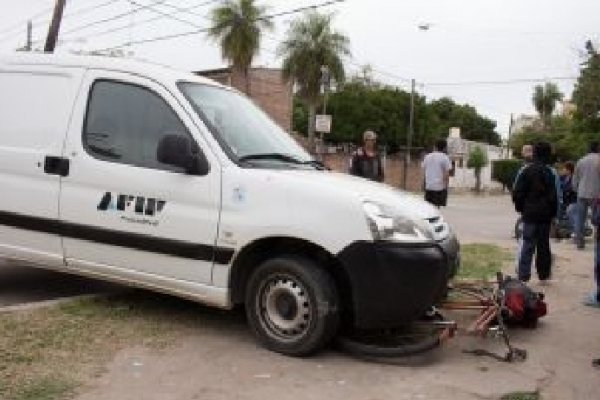 Camioneta de la Afip atropelló a un ciclista luego de colisionar con un auto