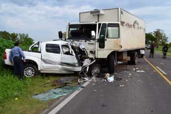 Choque entre camión y camioneta dejó como saldo tres muertos