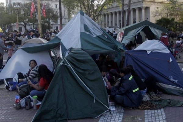 Continúa el acampe en Plaza de Mayo contra el tarifazo de Macri y por trabajo digno