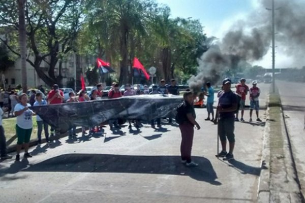 Corrientes: Organizaciones sociales reclaman más asistencia y cortan el puente General Belgrano