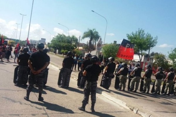 Tensión: Policías desalojaron a agrupaciones sociales que cortaron el puente Interprovincial